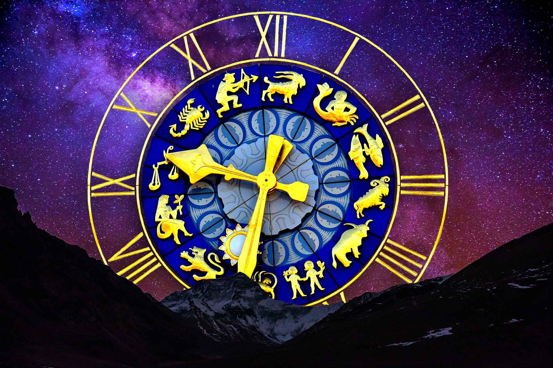 Clock with all zodiac houses